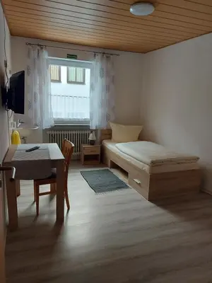Ein Bett oder Betten in einem Zimmer der Unterkunft Gasthof Pension Weißes Rössl