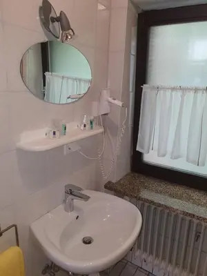 Ein Badezimmer in der Unterkunft Gasthof Pension Weißes Rössl