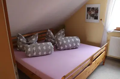Ein Bett oder Betten in einem Zimmer der Unterkunft Ferienwohnung Däumler