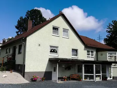 Das Gebäude in dem sich die Ferienwohnung befindet