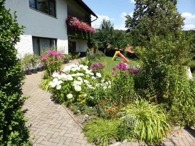 Ein Garten an der Unterkunft Ferienwohnung Kunze