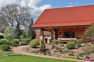 Ein Garten an der Unterkunft Heumanns Blockhaeuser am Wald