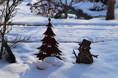 Heumanns Blockhaeuser am Wald im Winter