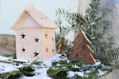 Heumanns Blockhaeuser am Wald im Winter