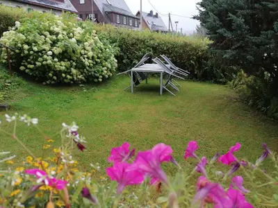 Ein Garten an der Unterkunft Ferienhaus am Wald