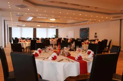 Ein Restaurant oder anderes Speiselokal in der Unterkunft Hotel Rheingold