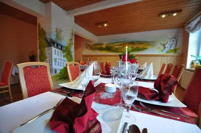 Ein Restaurant oder anderes Speiselokal in der Unterkunft Landhotel Weisses Röß`l