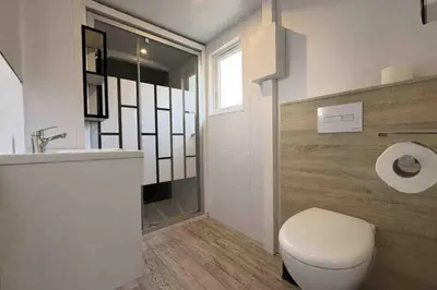 Ein Badezimmer in der Unterkunft WA100 - Moderne Mobilheime im Oberpfälzer Seenland