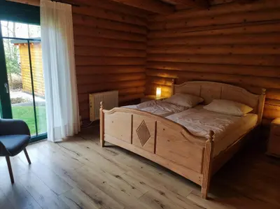 Ein Bett oder Betten in einem Zimmer der Unterkunft Blockbohlenhaus