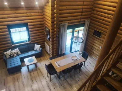 Ein Sitzbereich in der Unterkunft Blockbohlenhaus