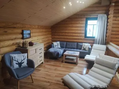 Ein Sitzbereich in der Unterkunft Blockbohlenhaus