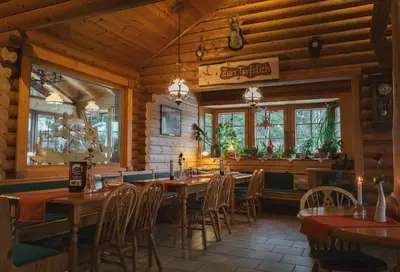 Ein Restaurant oder anderes Speiselokal in der Unterkunft Gaststätte und Pension Zum Torfstich