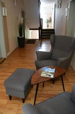 Ein Sitzbereich in der Unterkunft Hotel Berggasthof Waldlust