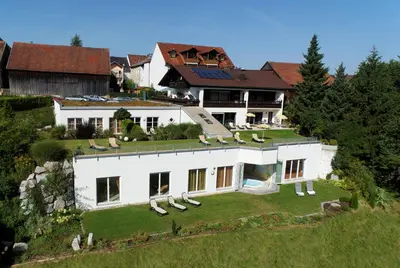 Ein Garten an der Unterkunft Zedernhof Gesundheits- & Wellnesshotel