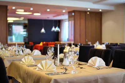 Ein Restaurant oder anderes Speiselokal in der Unterkunft Zedernhof Gesundheits- & Wellnesshotel