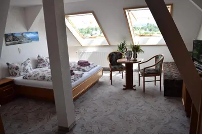 Ein Bett oder Betten in einem Zimmer der Unterkunft Hotel Carola