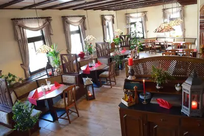 Ein Restaurant oder anderes Speiselokal in der Unterkunft Hotel Carola