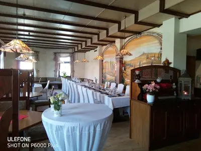Ein Restaurant oder anderes Speiselokal in der Unterkunft Hotel Carola