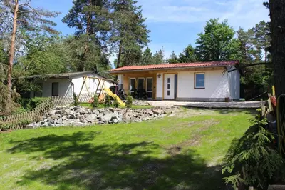 Ein Garten an der Unterkunft ZumSeehörnchen Haus Schmetterling