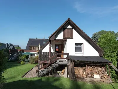 Das Gebäude in dem sich das Ferienhaus befindet