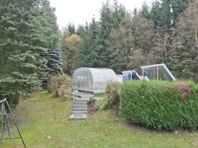 Ein Garten an der Unterkunft Einladende Ferienwohnung mit Außenpool