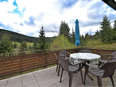 Ein allgemeiner Bergblick oder ein Berglick von des Ferienhauses aus