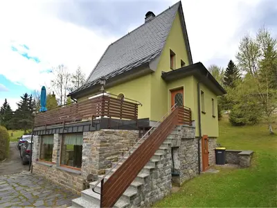 Das Gebäude in dem sich das Ferienhaus befindet