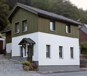 Das Gebäude in dem sich das Ferienhaus befindet