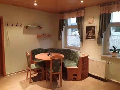 Ein Sitzbereich in der Unterkunft Ferienwohnung Döhlerwald