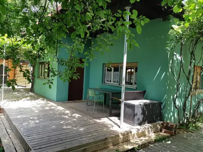 Das Gebäude in dem sich das Ferienhaus befindet