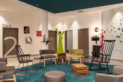 Ein Sitzbereich in der Unterkunft Vienna House Easy by Wyndham Amberg