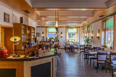 Ein Restaurant oder anderes Speiselokal in der Unterkunft Der Bayerische Hof