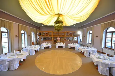 Ein Restaurant oder anderes Speiselokal in der Unterkunft Der Bayerische Hof