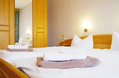 Ein Bett oder Betten in einem Zimmer der Unterkunft Landgasthof Zum Hirschen Betriebsgesellschaft mbH