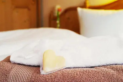 Ein Bett oder Betten in einem Zimmer der Unterkunft Landgasthof Zum Hirschen Betriebsgesellschaft mbH