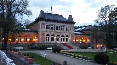 Ein Garten an der Unterkunft Hotel - Pension Vesta