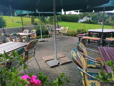 Ein Garten an der Unterkunft Ferienhotel Zwotatal