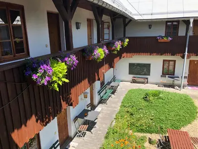 Ein Garten an der Unterkunft Pension Untere Rauner Muehle