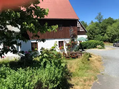 Ein Garten an der Unterkunft Pension Untere Rauner Muehle
