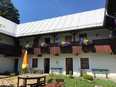 Ein Garten an der Unterkunft Pension Untere Rauner Muehle