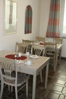 Ein Restaurant oder anderes Speiselokal in der Unterkunft Hotel Weile