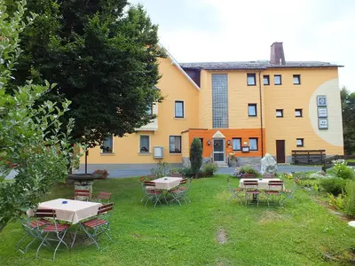 Ein Garten an der Unterkunft Landgasthof Zur Mühle