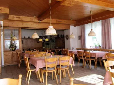 Ein Restaurant oder anderes Speiselokal in der Unterkunft Landgasthof Zur Mühle