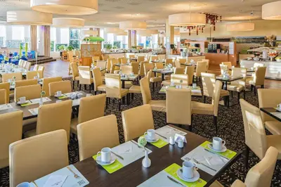 Ein Restaurant oder anderes Speiselokal in der Unterkunft AHORN Hotel Am Fichtelberg