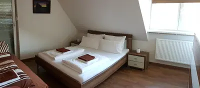 Ein Bett oder Betten in einem Zimmer der Unterkunft Ferienwohnung Michelle mit Balkon für 1 - 6 Personen