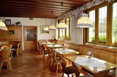 Ein Restaurant oder anderes Speiselokal in der Unterkunft Hotel Gasthof Am Forsthof