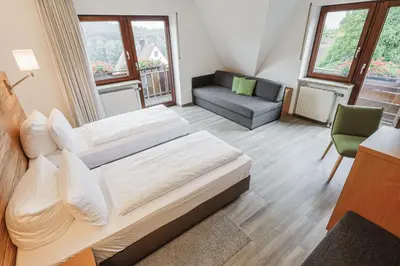 Ein Bett oder Betten in einem Zimmer der Unterkunft Landidyll Hotel Zum Alten Schloss
