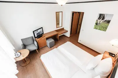 Ein Bett oder Betten in einem Zimmer der Unterkunft Landidyll Hotel Zum Alten Schloss
