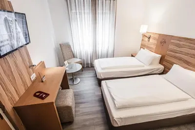 Ein Bett oder Betten in einem Zimmer der Unterkunft Landidyll Hotel Zum Alten Schloss
