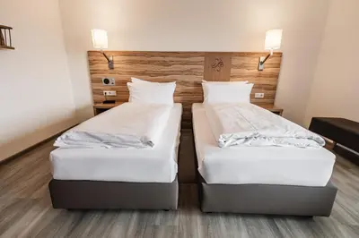 Ein Bett oder Betten in einem Zimmer der Unterkunft Landidyll Hotel Zum Alten Schloss